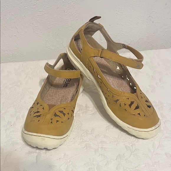 JBU Yellow Flats with Cutout Design - Picture 1 of 6